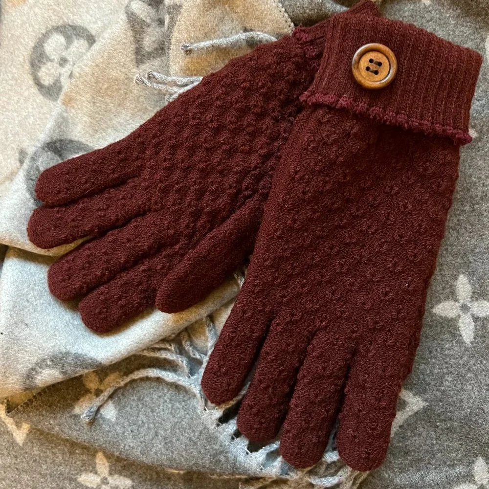 Women’s Winter Warm Gloves Fleece W/ Button Details in Wine